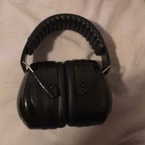 Noise canceling headphones